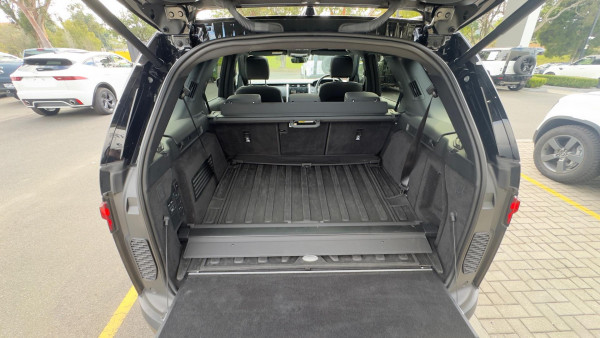 2025 Land Rover Discovery Series 5 D350 S SUV image 9