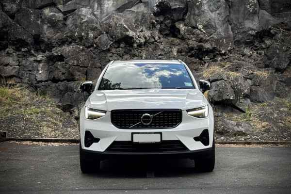 2025 Volvo XC40 XZ Ultra B4 Dark SUV Image 2