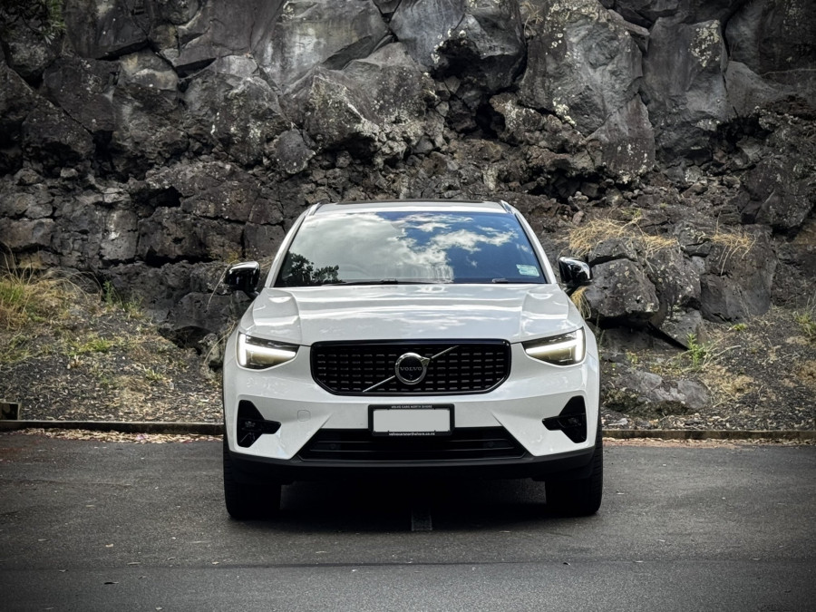 2025 Volvo XC40 XZ Ultra B4 Dark SUV Image 2