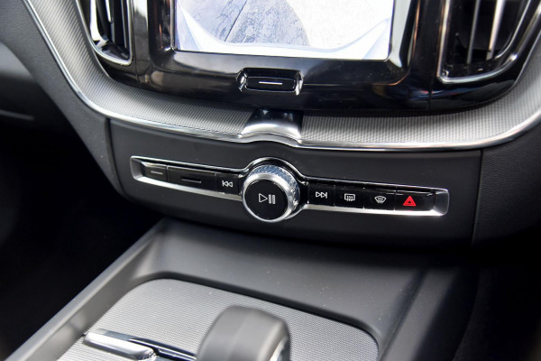 2025 Volvo XC60 UZ Plus T8 Plug-in Hybrid SUV Image 9