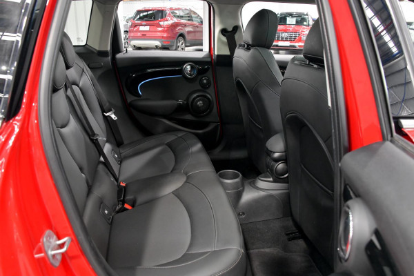 2022 MINI Cooper F55 LCI-2 C Classic Hatch image 5