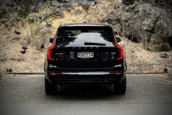 2026 Volvo XC90 L Series Ultra T8 Plug-in Hybrid Dark SUV Image 3
