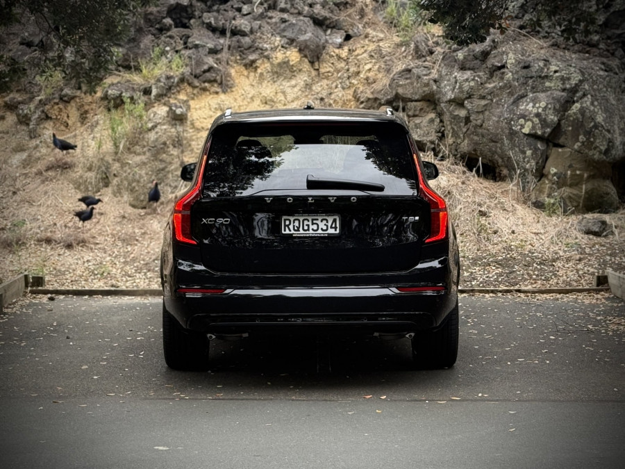 2026 Volvo XC90 L Series Ultra T8 Plug-in Hybrid Dark SUV Image 3
