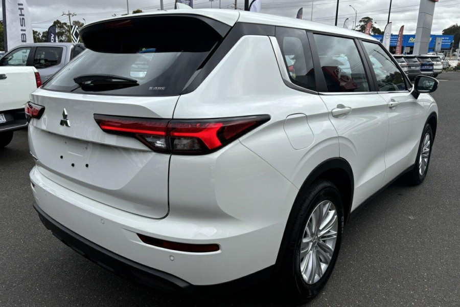2024 Mitsubishi Outlander ZM ES SUV Image 8