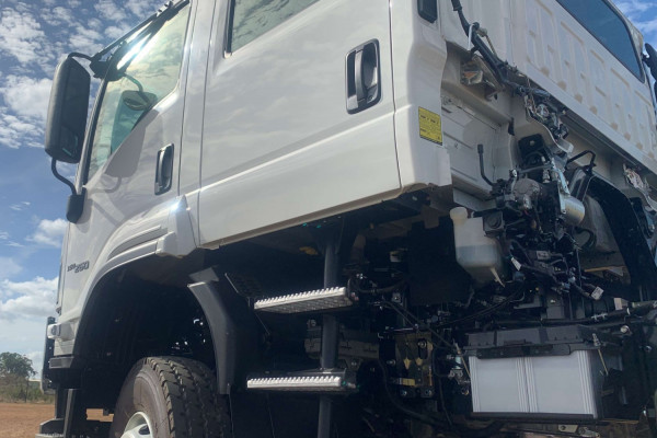2025 Isuzu  FTS 150-260 AT C43 4X4 Cab Chassis Image 4