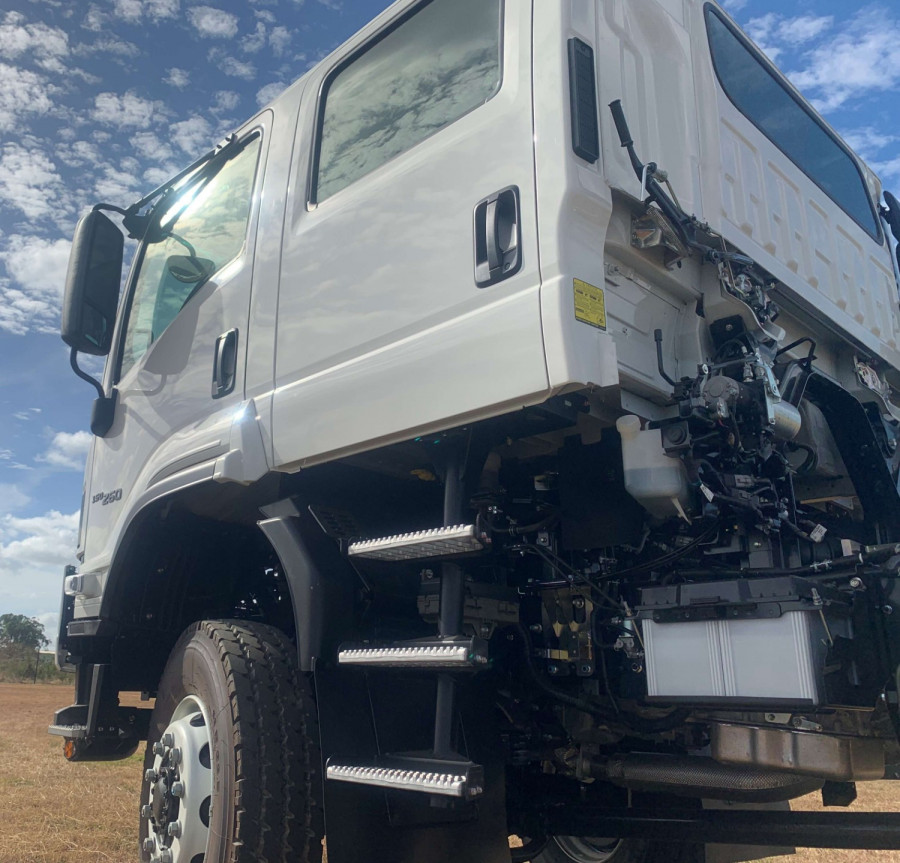 2025 Isuzu  FTS 150-260 AT C43 4X4 Cab Chassis Image 4