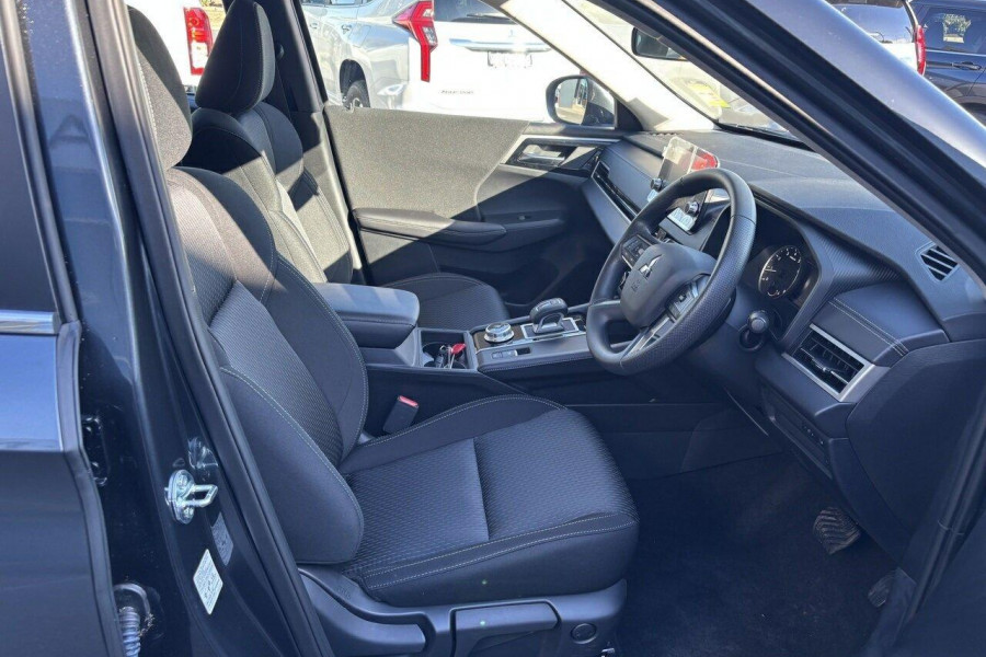 2024 Mitsubishi Outlander ZM ES SUV Image 14