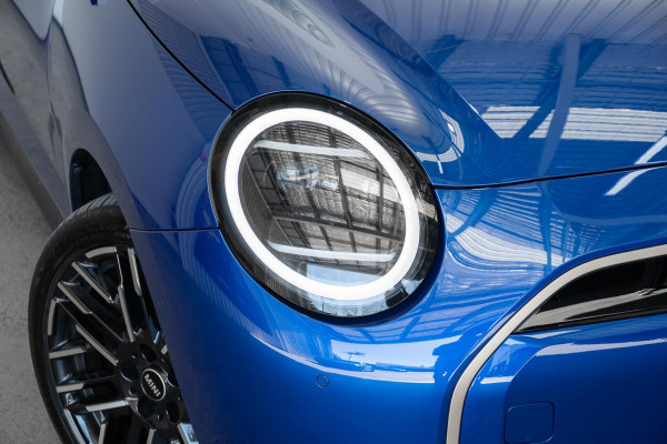 2024 MINI Cooper J01 SE Favoured Hatch image 16