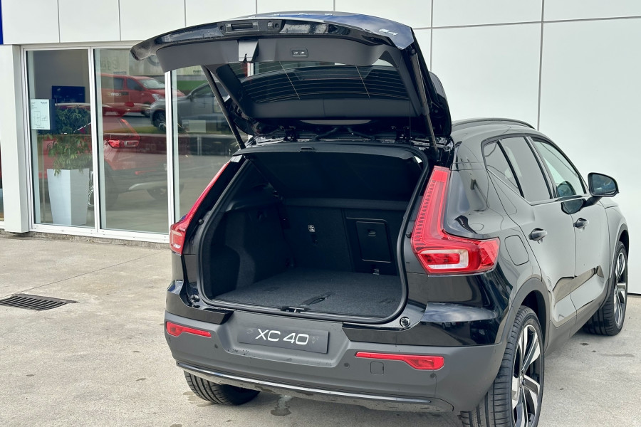 2025 Volvo XC40 XZ Ultra B4 Dark SUV Image 10