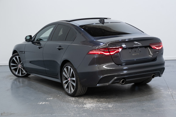 2022 Jaguar XE P300 R-Dynamic SE Sedan Image 9