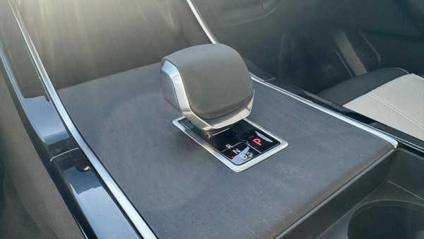 2024 MY25 Land Rover Range Rover Velar L560 P400 Dynamic HSE SUV image 15