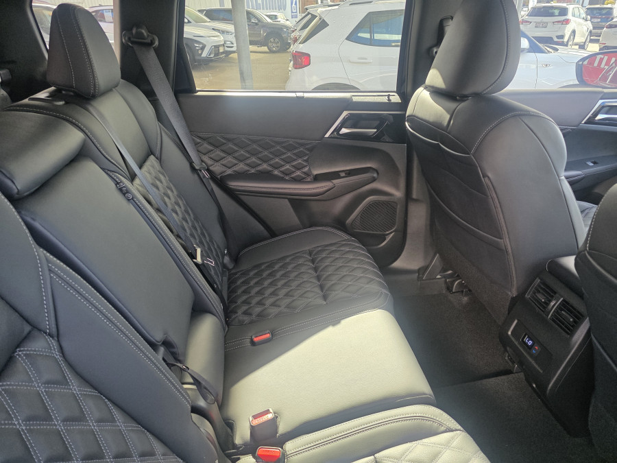 2024 Mitsubishi Outlander ZM Exceed SUV Image 11