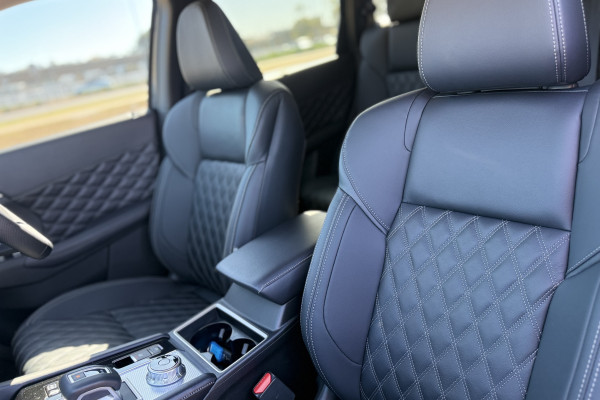2025 MY24 Mitsubishi Outlander ZM PHEV Exceed SUV Image 19