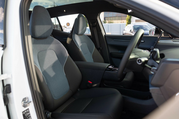 2026 Volvo EX30  Single Motor Extended Range Ultra SUV Image 15