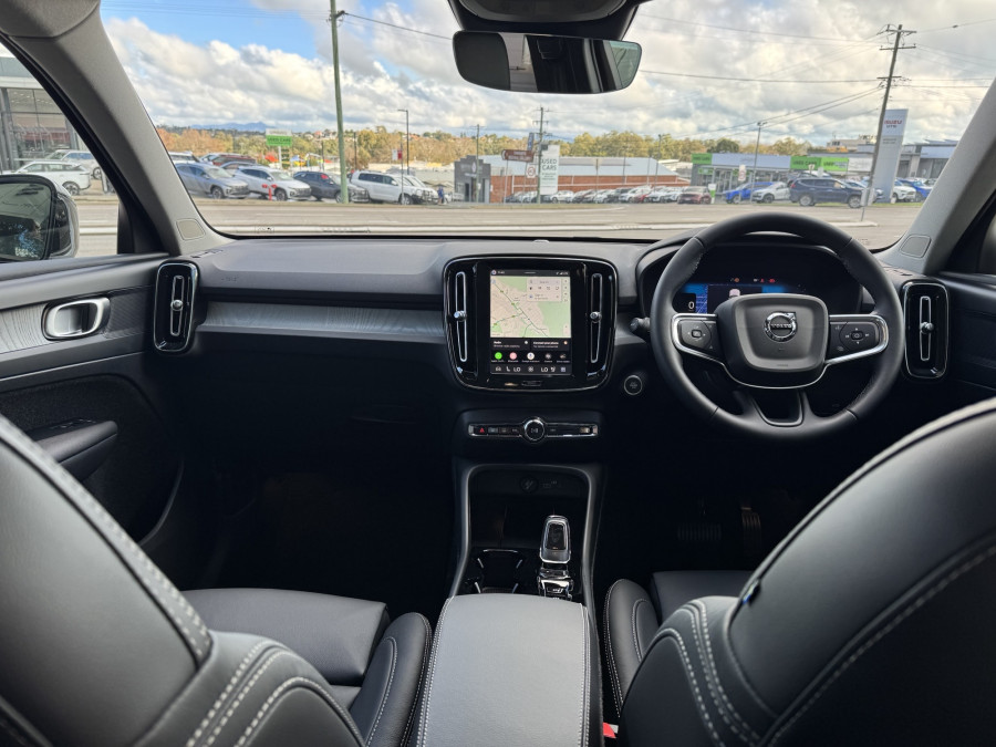 2026 Volvo XC40 XZ Ultra B4 Dark SUV Image 15
