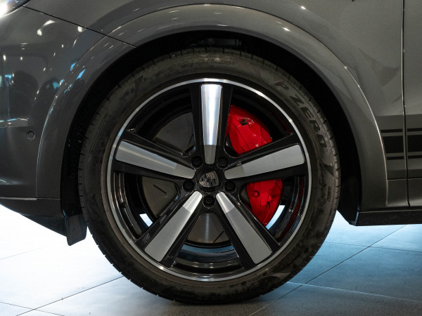 2024 MY25 Porsche Cayenne Turbo E-Hybrid SUV image 44