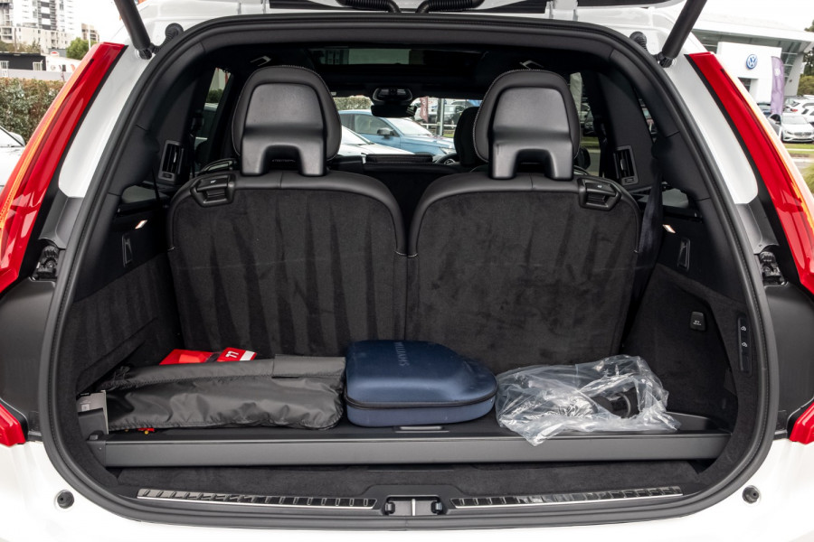 2024 Volvo XC90 L Series Recharge Ultimate T8 Plug-In Hybrid SUV Image 19