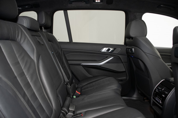 2019 BMW X7 Xdrive30d SUV image 3