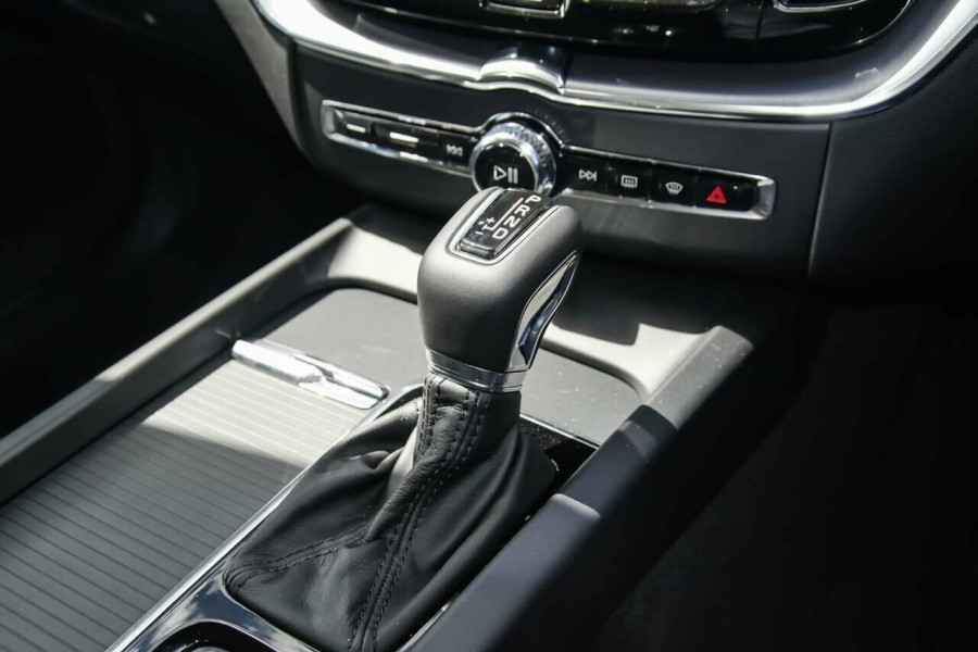 2019 MY20 Volvo XC60 UZ D4 Momentum Suv Image 19