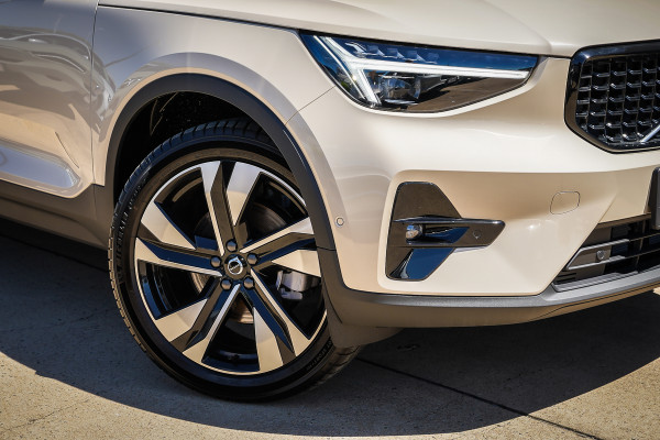 2024 MY25 Volvo XC40 XZ Ultra B4 Dark SUV Image 2