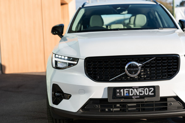 2026 Volvo XC40 XZ Ultra B4 Dark SUV Image 11