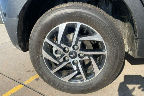 2025 Mahindra XUV3X0  AX5L SUV Image 14