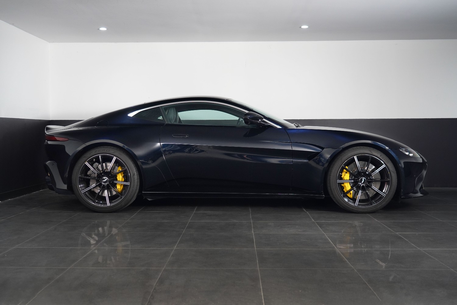 2018 Aston Martin Vantage Coupe Image 13