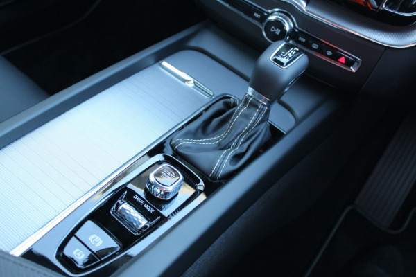 2019 MY20 Volvo XC60 UZ D5 R-Design Suv