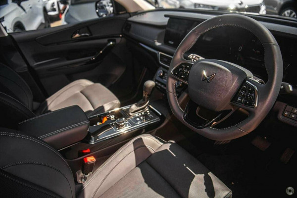 2024 Mahindra XUV700  AX7L SUV Image 5