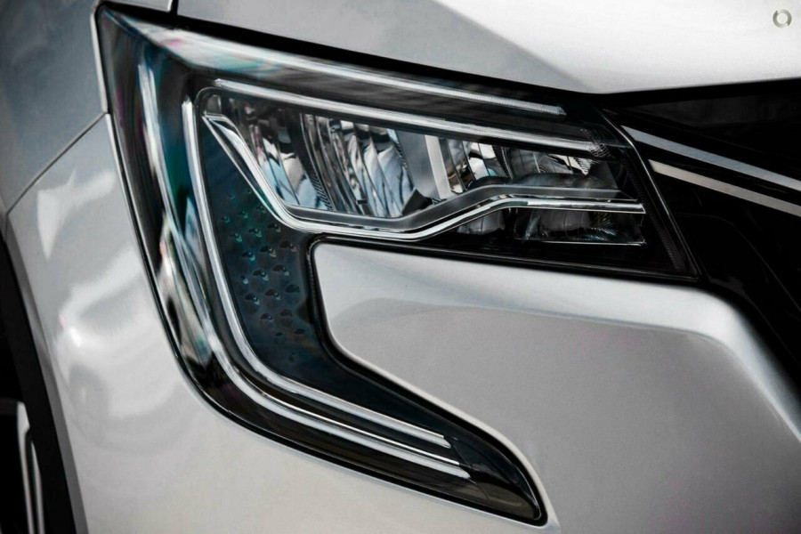 2025 Mahindra XUV700  AX7L SUV Image 14