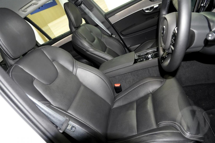 2026 Volvo XC90 L Series Ultra B5 Dark SUV Image 11