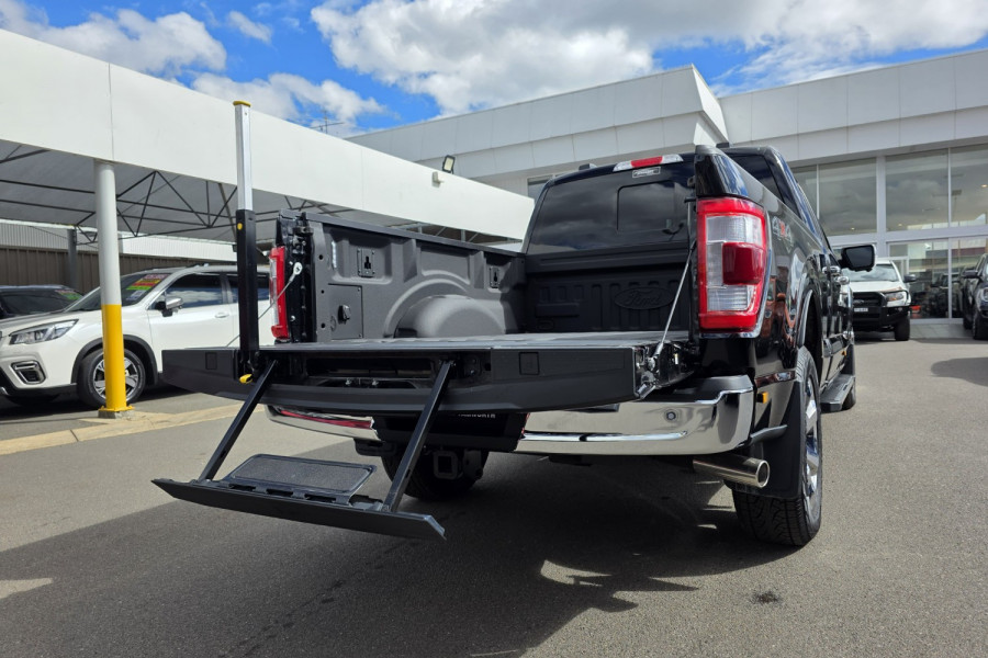 2023 Ford F-150 No Series Lariat Dual Cab Image 10