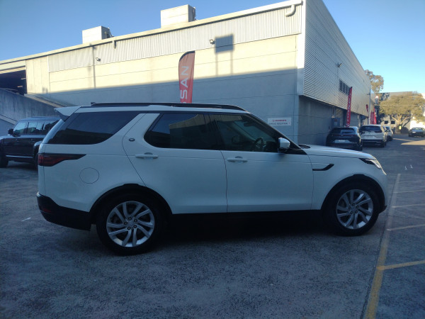 2021 Land Rover Discovery Series 5 D300 SE SUV image 2
