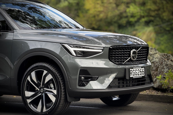 2025 Volvo XC40 XZ Ultra B4 Dark SUV Image 7