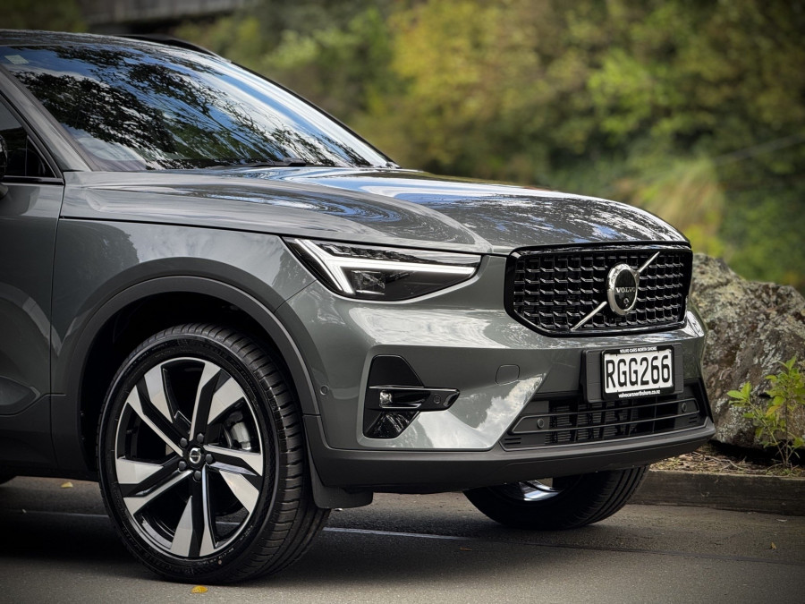 2025 Volvo XC40 XZ Ultra B4 Dark SUV Image 7
