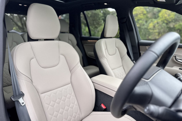 2026 Volvo XC90 L Series Ultra T8 Plug-in Hybrid Dark SUV Image 4