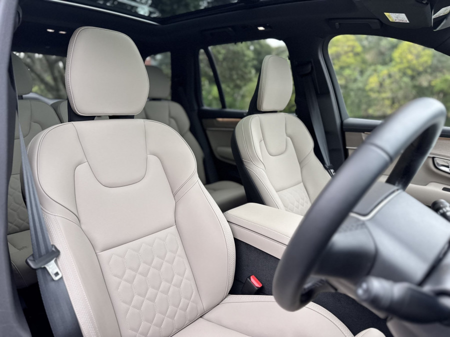 2026 Volvo XC90 L Series Ultra T8 Plug-in Hybrid Dark SUV Image 4