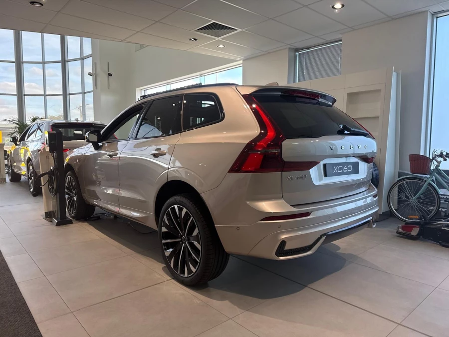 2026 Volvo XC60 UZ Ultra T8 Plug-in Hybrid Dark SUV Image 3