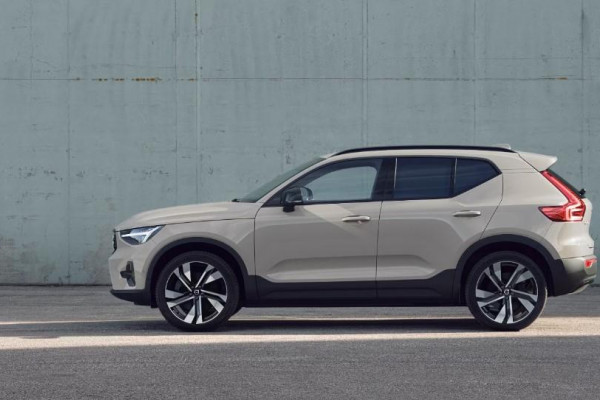 2024 MY25 Volvo XC40  Ultra B4 Dark SUV Image 5