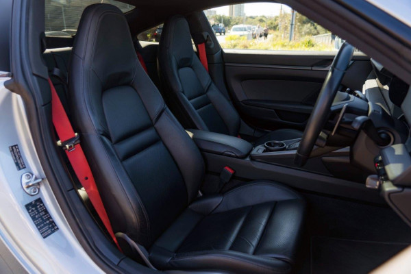 2020 Porsche 911 Carrera Coupe Image 9