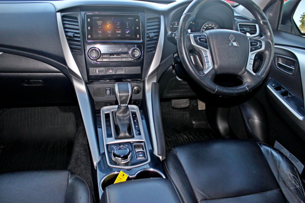 2016 Mitsubishi Pajero Sport QE GLS SUV Image 13
