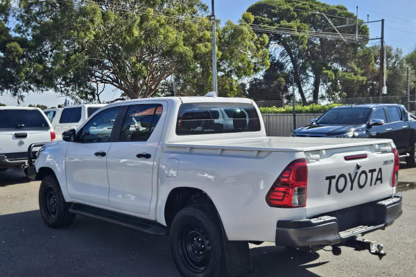 2022 Toyota HiLux GUN126R SR Double-Cab Pick-Up Image 5