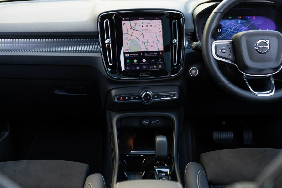 2024 MY25 Volvo XC40 XZ Ultra B4 Dark SUV Image 23