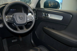 2018 MY19 Volvo XC40 T4 Momentum Suv