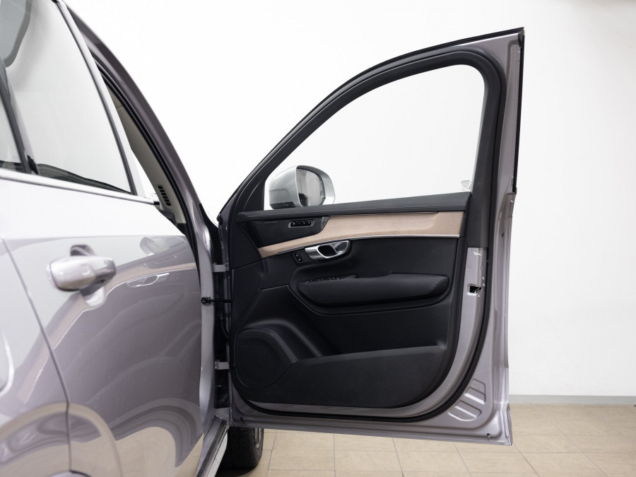 2025 Volvo XC90 L Series Ultra B5 Bright SUV Image 9