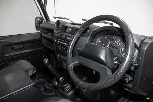 2013 Land Rover Defender 110 (4x4) SUV Image 13