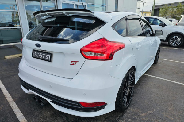 2017 Ford Focus LZ ST Hatch Image 5