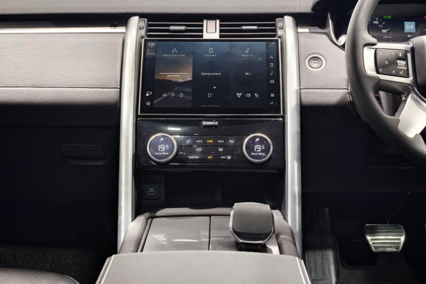 2025 Land Rover Discovery Series 5 D350 Dynamic SE SUV Image 32