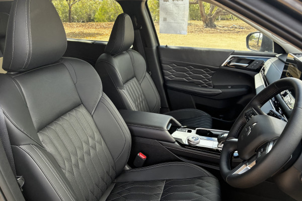 2025 Mitsubishi Outlander ZM Exceed SUV Image 12
