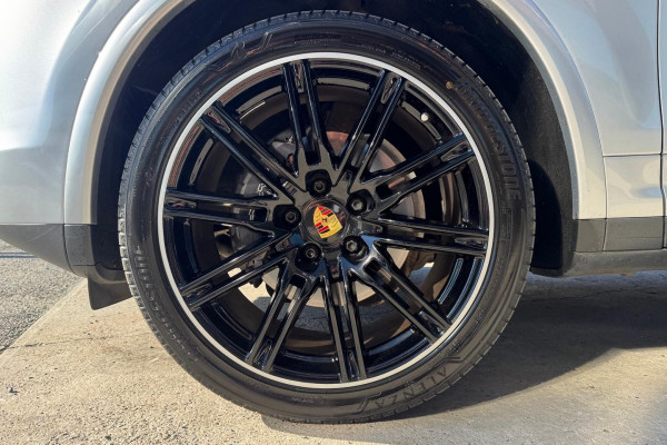 2016 MY17 Porsche Cayenne 92A Platinum Edition SUV Image 25